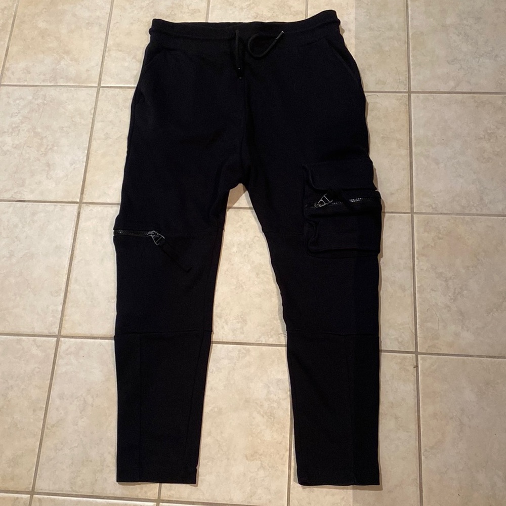 Men’s Zara slim fit cargo joggers with drawstring waist. Zippered side pockets.